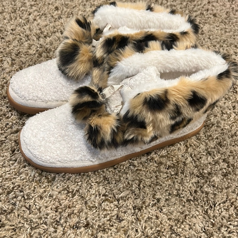 Women Tom’s slipper size 9